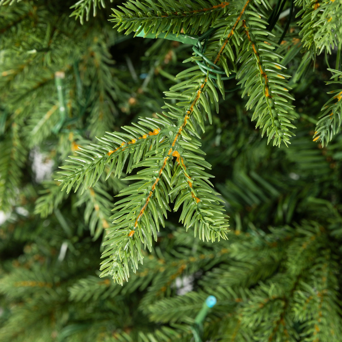 Clovi 7.5FT 82 Wonders of Christmas Prelit Fraser Fir Tree, 550 Lights